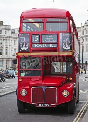 Plakat LONDYN - 13 lutego: Red Double Decker Bus na Trafalgar Square w Londynie lutym 13, 2010 w Londynie, UK. Te dobledecker autobusowy jest jednym z najbardziej charakterystycznym symbolem Londynu.